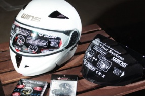 Wins Crown Helmet日系頭盔速運抵港