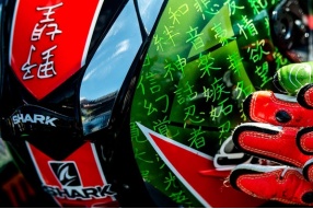 史克斯Tom Sykes－SHARK Race-R Pro漢字頭盔