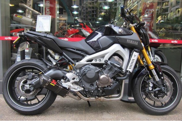 AKRAPOVIC MT-09 Carbon Exhaust MT-09專用碳纖維排氣管抵港