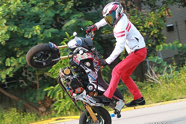 日本著名電單車花式特技人－安倍 優，出席電單車展