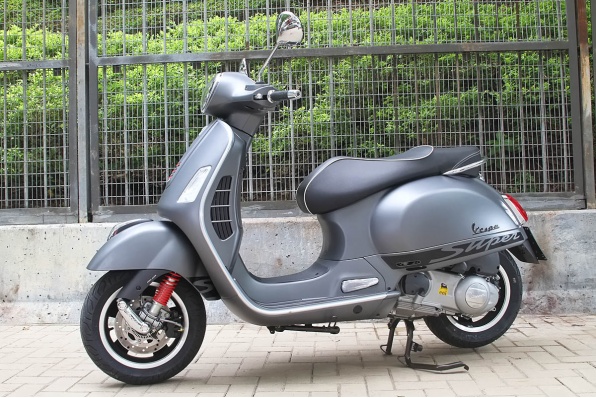 2015 Vespa GTS300ie Supersport│循跡系統鐵殼運動羊│新色抵港