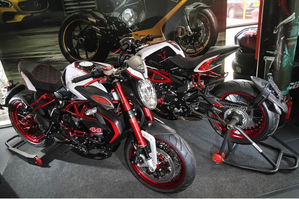 2016 MV AGUSTA DRAGSTER RR LH44 (Lewis Hamilton)黑帝版華麗登場