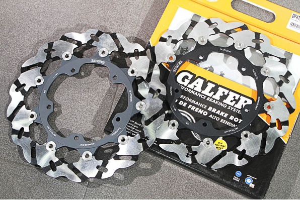 專為 YAMAHA YZF-R1 而設的西班牙 GALFER 坑紋浪花煞車碟盤