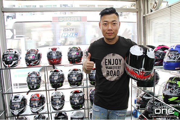 國內冠軍車手李鄭鵬到三禾 - 挑選2017年比賽的HJC頂級賽車頭盔,他的選擇是?