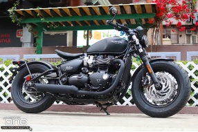 2018 Triumph Bonnevile Bobber Black ABS 經典中的純潔