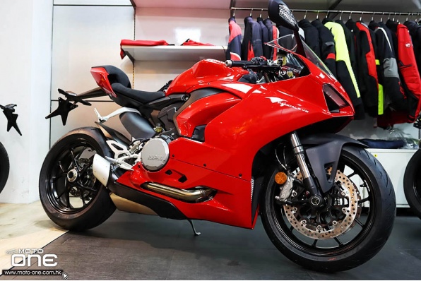 2020 Ducati Panigale V2 在繁星閃耀的夜空中，劃出一線亮麗紅光