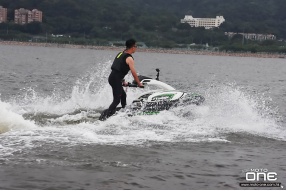 水上電單車—高速掟彎要搬身，同磨包動作好相似（亞洲國際遊艇駕駛學院）