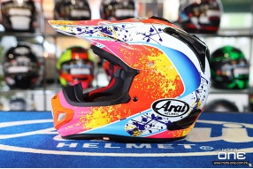 ARAI V-CROSS 4 STANTON 色彩繽紛的頂級越野頭盔