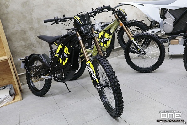 2025 Surron Light Bee 電動越野電單車 - 可出牌及上高速公路，新款升級至8kW（約10.8hp馬力）高效動力（2023 Version:4kW）