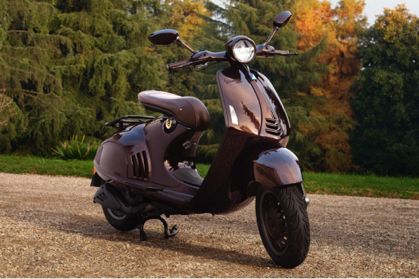 Vespa 946 Horse 馬年特別版:深啡色光澤的意系駿馬