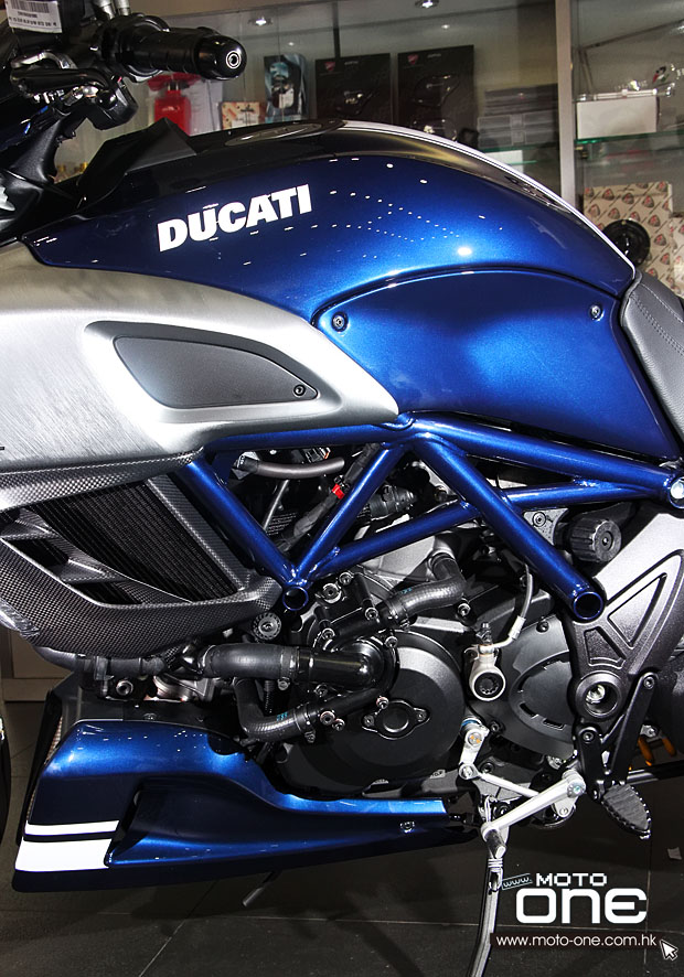 2013 Ducati Diavel Stripe Version 2013 Ducati Diavel Stripe Version