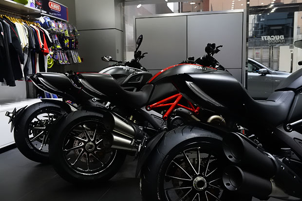 2015 DUCATI DIAVEL CARBON