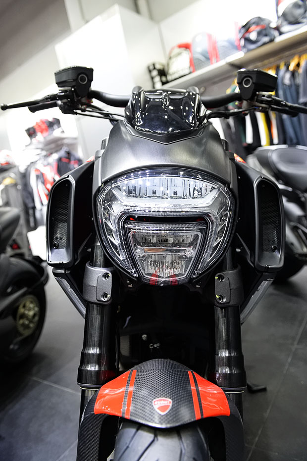 2015 DUCATI DIAVEL CARBON