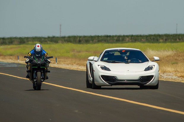 2015 Kawasaki H2R vs Supercar