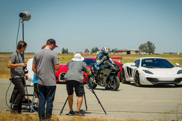 2015 Kawasaki H2R vs Supercar