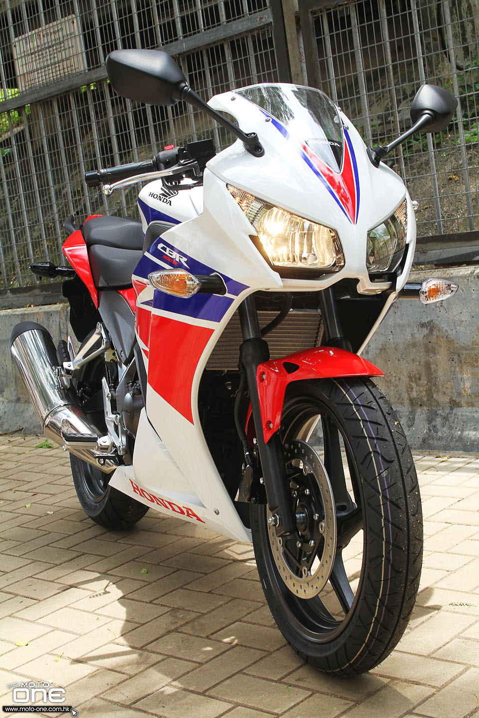 2015 HONDA CBR300R