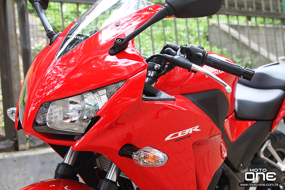 2015 HONDA CBR300R