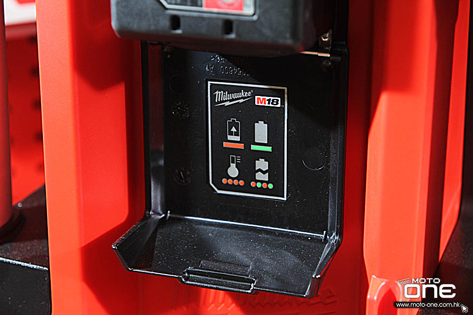 2015 Milwaukee M18 Jobsite Radio Charger