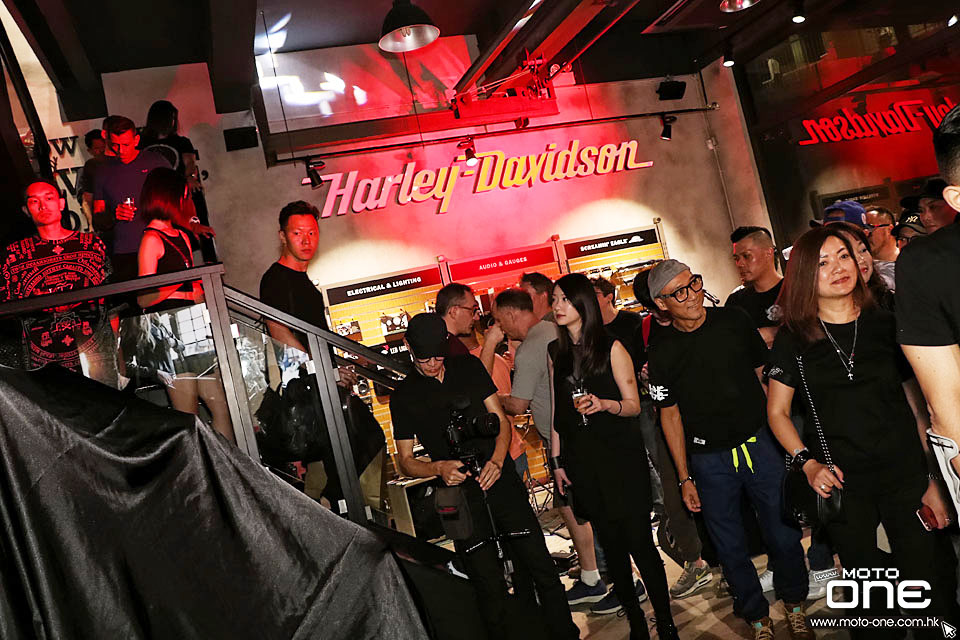 2017 HARLEY-DAVIDSON DARK CUSTOM PARTY