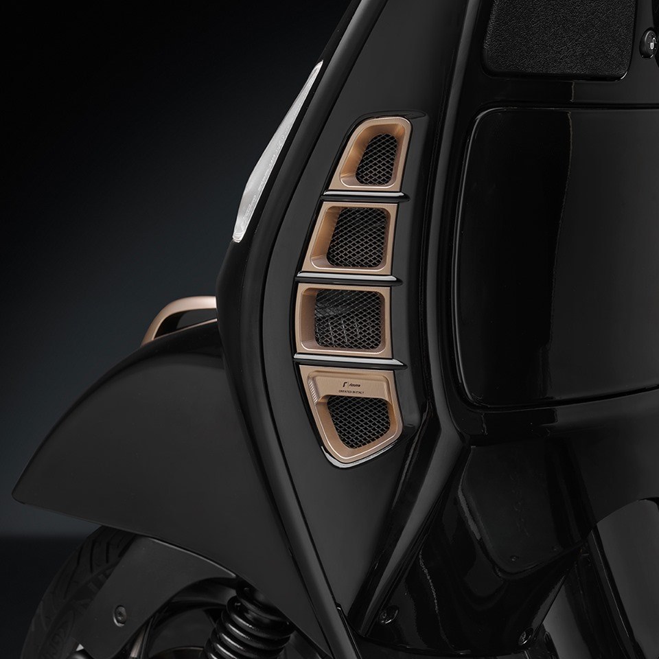 2019 Vespa GTS 300 x Rizoma Bronze 21 Black Collection