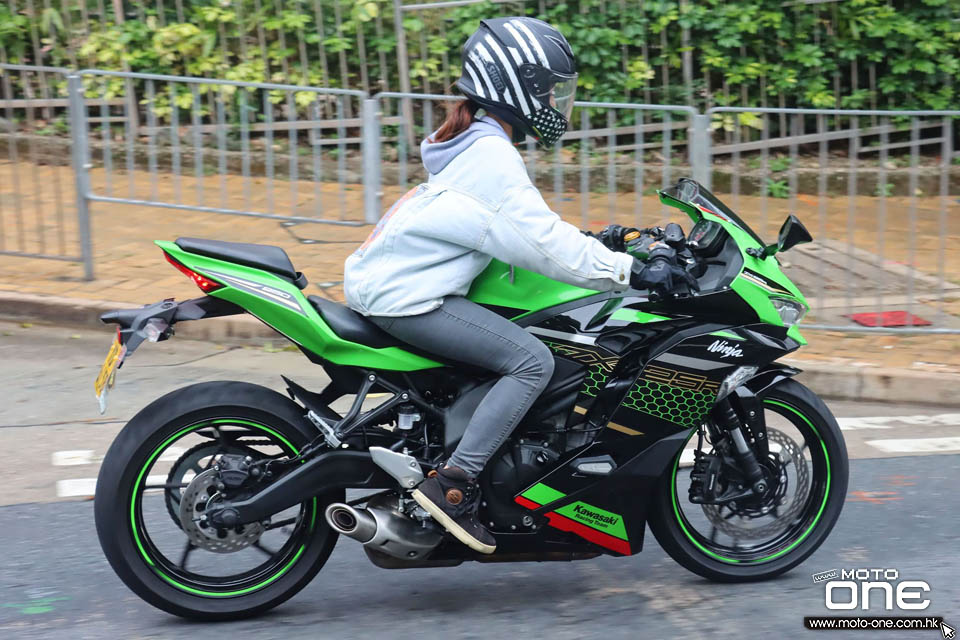 2021 KAWASAKI ZX-25R RIDING