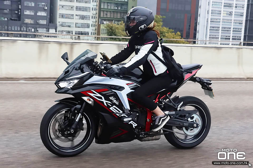 2021 KAWASAKI ZX-25R RIDING