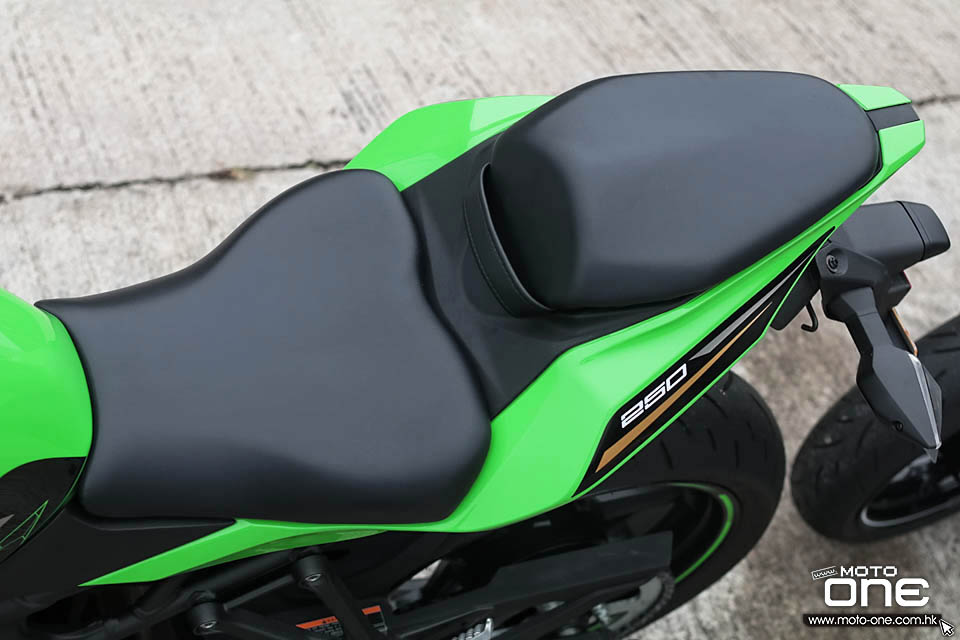 2021 KAWASAKI ZX-25R RIDING