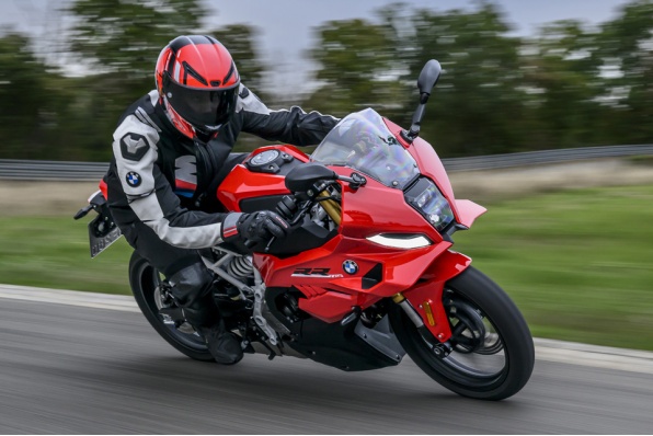 (新車介紹)新手大包圍 S1000RR BB版-BMW F450RR鯊魚鰓定風翼一樣有齊