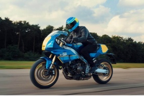 (新車介紹) 2027 YAMAHA XSR900 GP Legend Blue新拉花登場|致敬Christian Sarron經典1988年YZR500戰車
